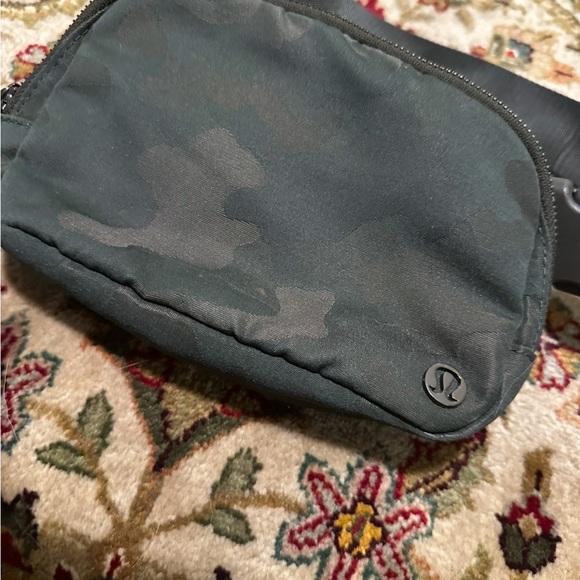 lululemon athletica Camouflage Crossbody Bag - Picture 2 of 8